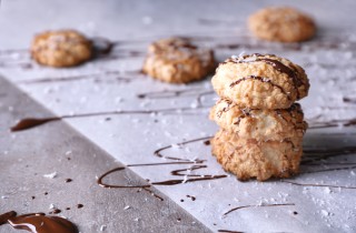Dolcetti al cocco morbidi con sciroppo di cioccolato, la ricetta