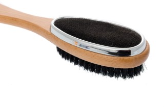 Come pulire la spazzola per i vestiti in base al tipo