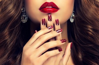Nail art bordeaux: 5 decorazioni trendy e femminili