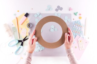 Ghirlanda di Pasqua con fiori di carta fai da te