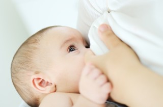 Allattamento al seno, da che parte attaccare il bambino?