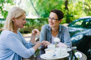 Auguri di compleanno per un'amica a distanza: 8 pensieri famosi per renderli unici
