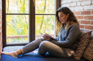 Libri di poesia da leggere e rileggere: 6 poetesse di ieri e oggi per incamerare bellezza