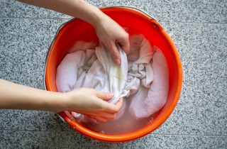 Come togliere gli aloni gialli di sudore dalle maglie: 4 rimedi