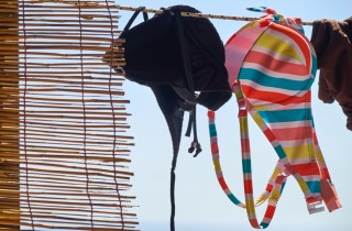 Come togliere la crema solare dal costume da bagno