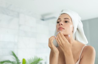 Brufoli sul mento: le cause ed i rimedi naturali che funzionano