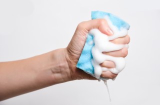 Pulizie di casa veloci: quale spugnetta usare per ogni superficie