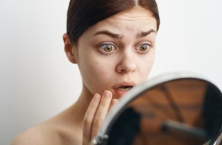 Come sbarazzarsi dei brufoli tra il naso e le labbra