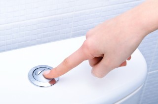 Come pulire e disinfettare il serbatoio del water