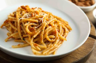 Come si prepara il pesto siciliano