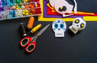 Decori Halloween fai da te: i teschi in feltro in 10 passaggi