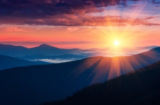 Le più belle frasi sull'alba per un buongiorno romantico