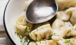 Ravioli di patate in brodo di cappone