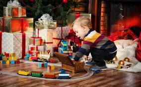 bambino-regali-natale-pacchetti-albero-giocattoli