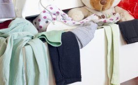 ordine casa letto camera contenitori ceste vestiti 