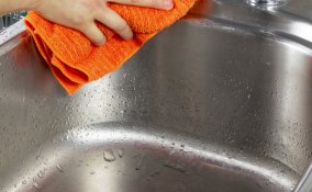 Se il lavello è in acciaio non si può tralasciare di asciugarlo ogni volta che si utilizza