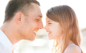 papà genitori crescita gioco figli bambino bambina mamma