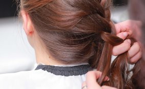 capelli treccia trecce acconciatura naturale chic 