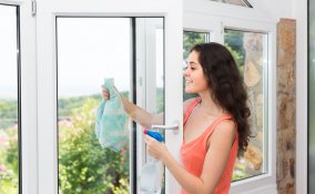 vetri pulizia infissi davanzali detersivo detergente panno sporco smog