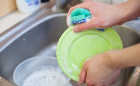 lavare a mano ammollo piatti bicchieri nelsen guanti acqua lavandino cucina panno asciugare