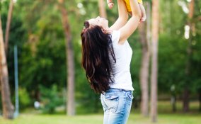 mamma e bambino al parco