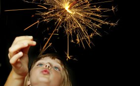 bambina e fuochi d'artificio