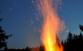 accendere, dar fuoco, acceso, infuocare, infiammare, incendiare, ardere, bruciare sogno