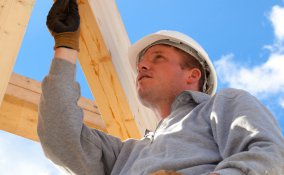 costruire, fare, creare, fabbricare, realizzare, edificare, produrre, ergere, alzare, lavorare