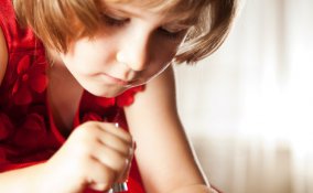 bambini dieci 10 anni crescere fretta copiare grandi atteggiamenti figlia mamma educazione amici amiche televisione donne donna