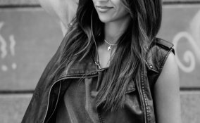 Gilet di pailettes sciarpe animalier calze strappate rock autunno