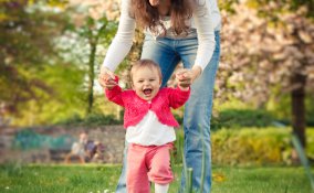 bambina e i primi passi