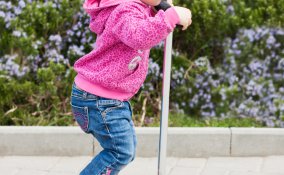 bambina e monopattino