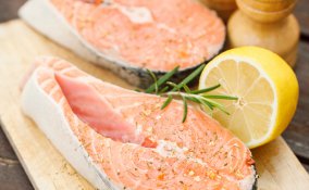 IL cibo sano e il pesce aiutano ad affrontare la stanchezza, la svogliatezza e la sonnolenza della primavera.