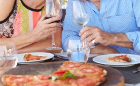 coppia felice pizza mangiare riconciliarsi