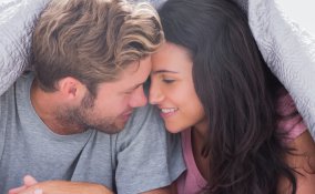 amore coppia letto coccole