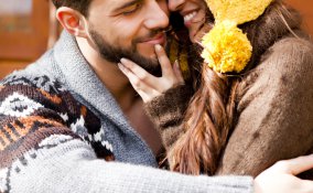 inverno coppia innamorata coccole