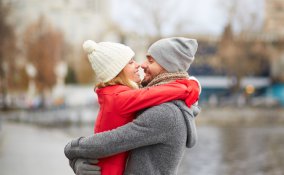 coppia coccole fidanzati abbraccio 