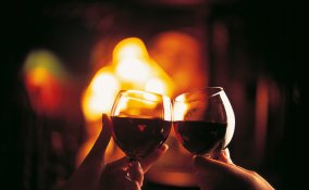 brindisi vino rosso romantico cena