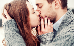 Innamorati che si baciano