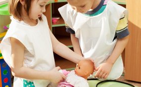 bambine che giocano insieme