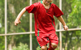 Bimbo gioca a calcio