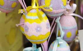 Uova di pasqua fai da te rivestite con carta vegetale idee per bambini