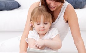 Mamma, bambino e tablet