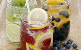 Acqua di frutta e acque aromatizzate per l'estate