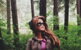 Barbie, il profilo su Instagram che prende in giro la selfiemania e l’Iphoneography