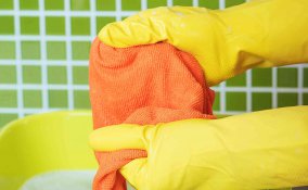 come togliere la resina dai vestiti