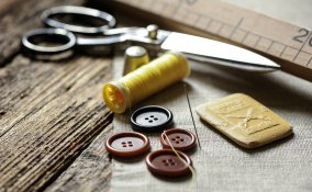 come attaccare un bottone sui tessuti