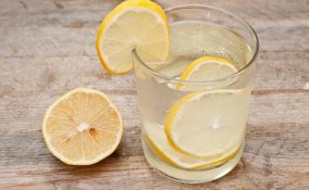 Bere acqua calda e limone al mattino fa bene?