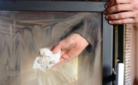 come pulire il vetro del camino