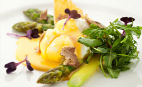 Uovo in camicia con tartufo e asparagi